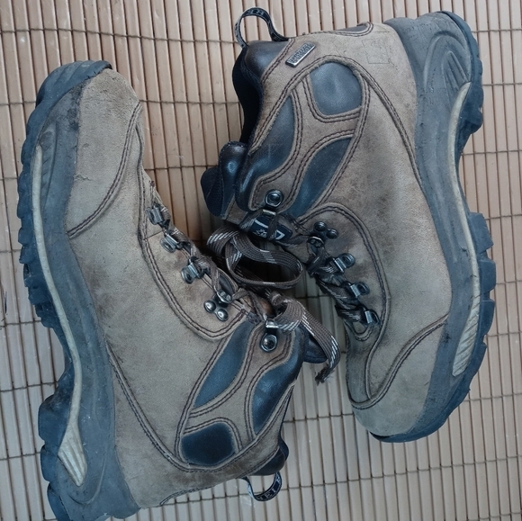 REI 7909 women's sz 10. Waterproof insulated leather hiking boots. Vibram sole. - Picture 4 of 11